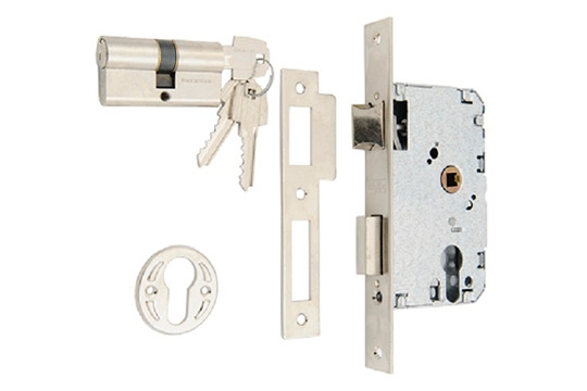 Tipos de cerraduras para puertas metálicas: ¡evita los robos!